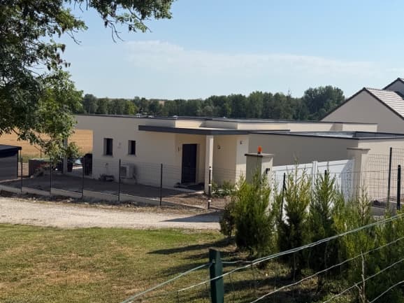 Maison avec garage à Laubressel, vue 2