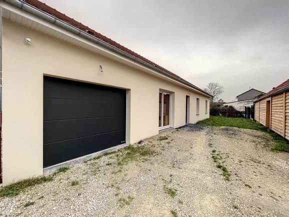 Maison avec garage à Saint-Lyé