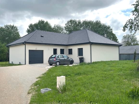 Maison avec garage à Saint-Lyé